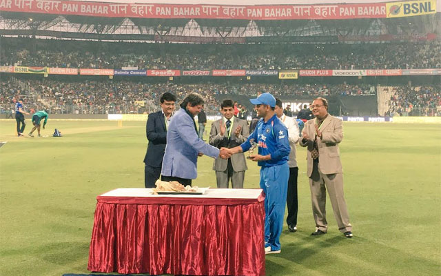 MS Dhoni felicitated by CAB