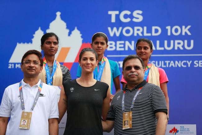 Overall Indian Women winners of the TCS World 10K Bengaluru, 2017 (from left) 1st runner up Kiran Sahdev, WinnerSaigeetha Naik and 2nd runner up Preenu Yadav with Chief guest D Satishchandra (Vice President and Head-Cloud Infrastructure-Tata Consultancy Services), International Event Ambassador Stephanie Rice & Adille Sumariwala (President-Athletic Federation of India).