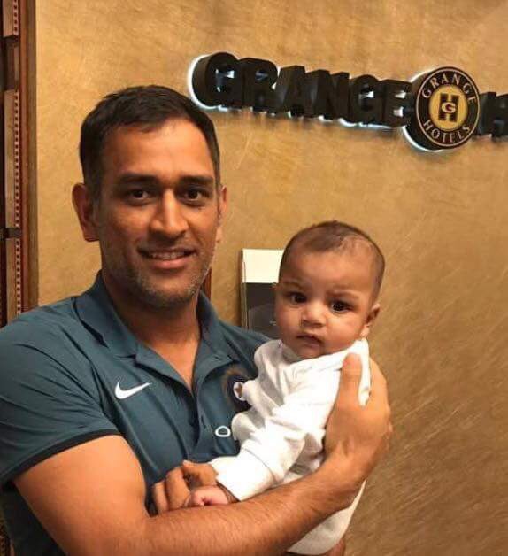 MS Dhoni's picture with Sarfraz Ahmed's son goes viral