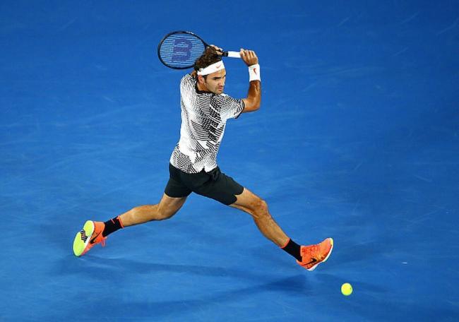 Australian Open: Roger Federer reaches round 4