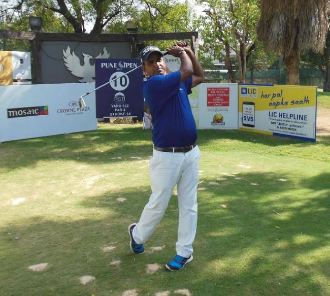 Mukesh Kumar storms into the lead with a tournament best 65 on day three, stares at second straight title