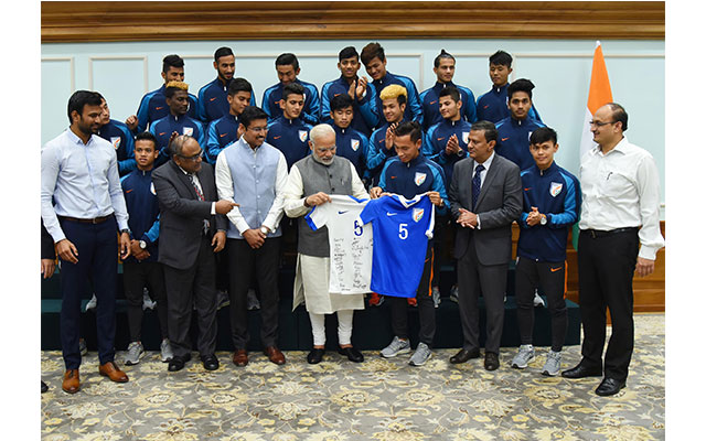 Narendra Modi meets U17 Indian team 