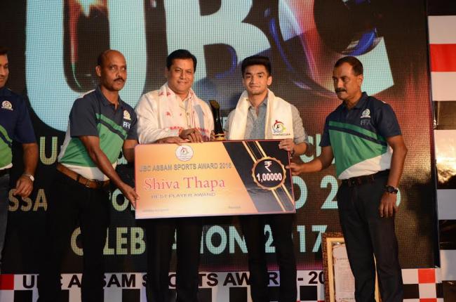 Sonowal presents sports award to Shiva Thapa