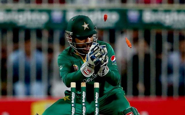 Pakistani skipper Sarfraz Ahmed tries his bowling skills in fifth ODI against Zimbabwe, gives away 15 runs