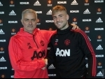 Manchester United signs new contract with Luke Shaw