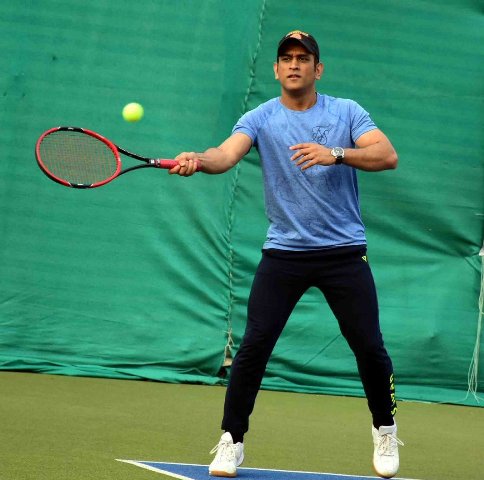 MS Dhoni impresses Ranchi fans with tennis skills