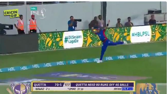 Shahid Afridi grabs a sensational catch during PSL match