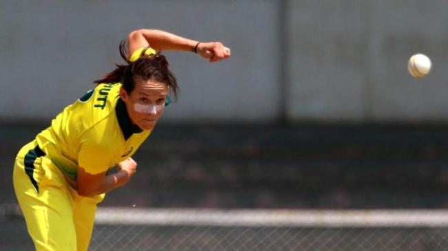Schutt takes top spot among T20I bowlers