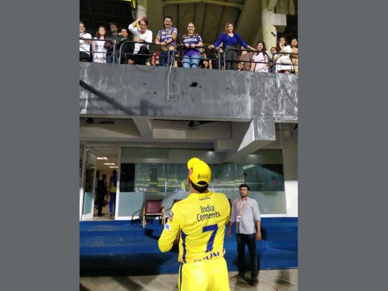 Shah Rukh Khan, MS Dhoni come in one frame after CSK-KKR match