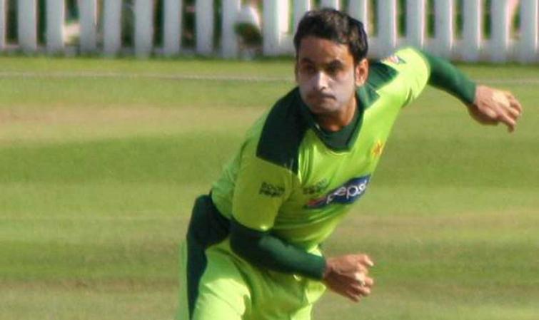Pakistani spinner Hafeez 'banned' from bowling in England