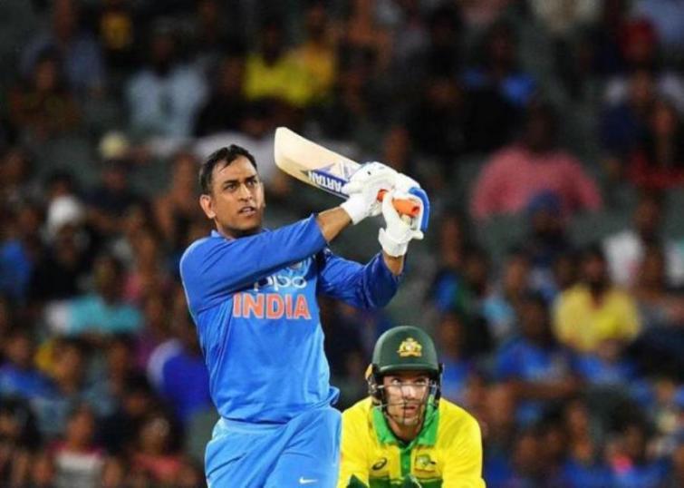 Glenn Maxwell comes out to MS Dhoni's defence after netizens criticise him over slow innings