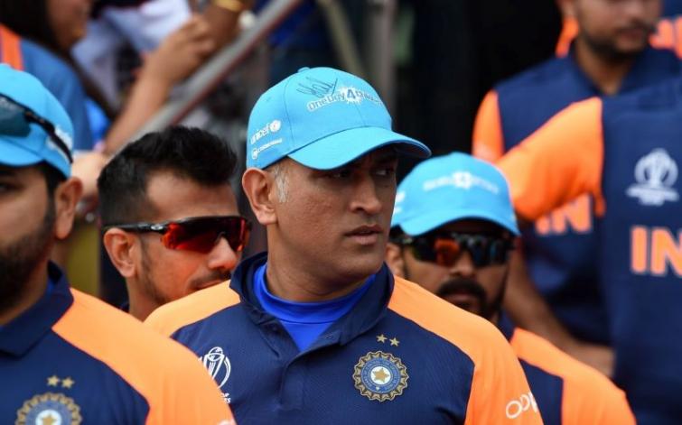 MS Dhoni joins Army troops in south Kashmir