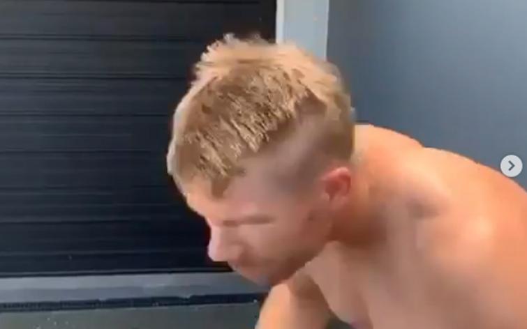 David Warner shaves his hairs to show solidarity with those fighting on frontline against COVID-19 outbreak 