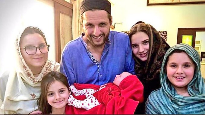 Shahid Afridi becomes father for fifth time, shares image of his daughter 