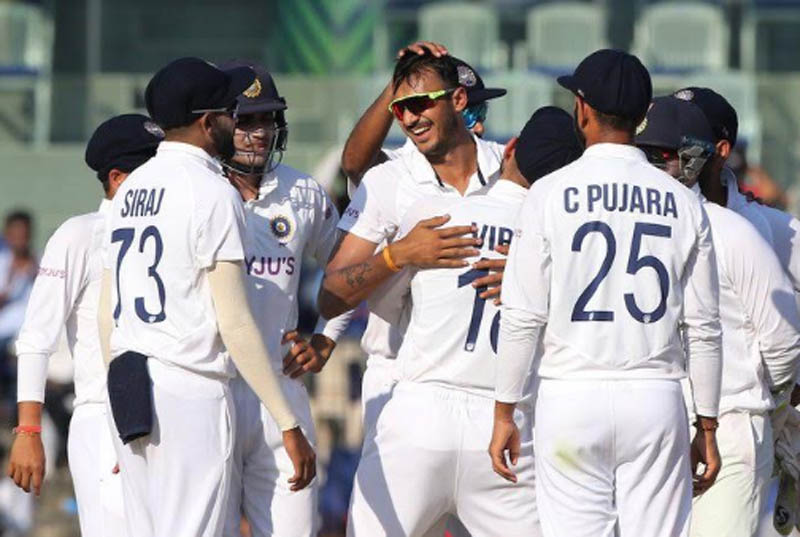 Indian bowlers shine as England struggle at 53/3 at stumps