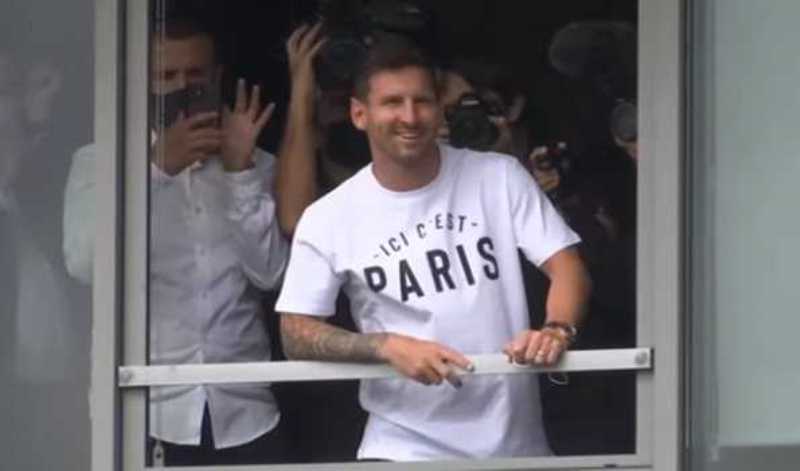 Football star Lionel Messi lands in France to join Paris Saint-Germain