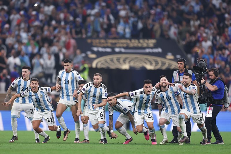 LUSAIL, Dec. 18, 2022 (UNI/Xinhua) -- Players of Argentina celebrate their victory after the penalty shoot-out of the Final between Argentina and France at the 2022 FIFA World Cup at Lusail Stadium in Lusail, Qatar, Dec. 18, 2022. 