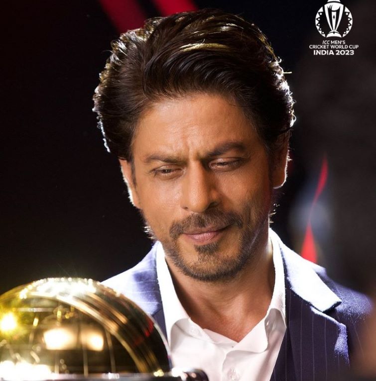 ICC shares picture of SRK with World Cup trophy and fans can't keep calm