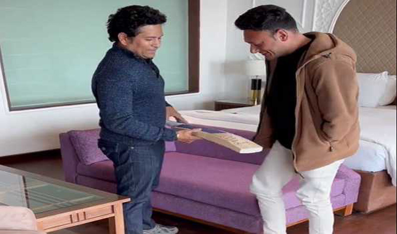 Cricket icon Sachin Tendulkar meets Kashmir's differently-abled cricketer Amir, gifts him signed bat