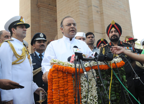 Jaitley, Army Chief salute Kargil heroes at Amar Jawan Jyoti