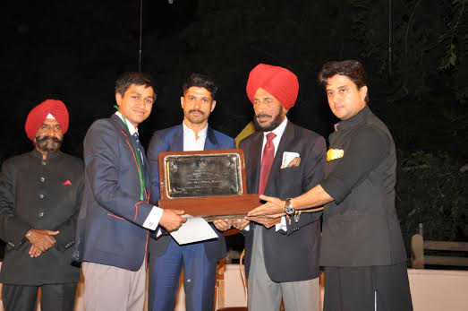 Milkha Singh, Farhan Akhtar get Standing Ovation at Scindia School