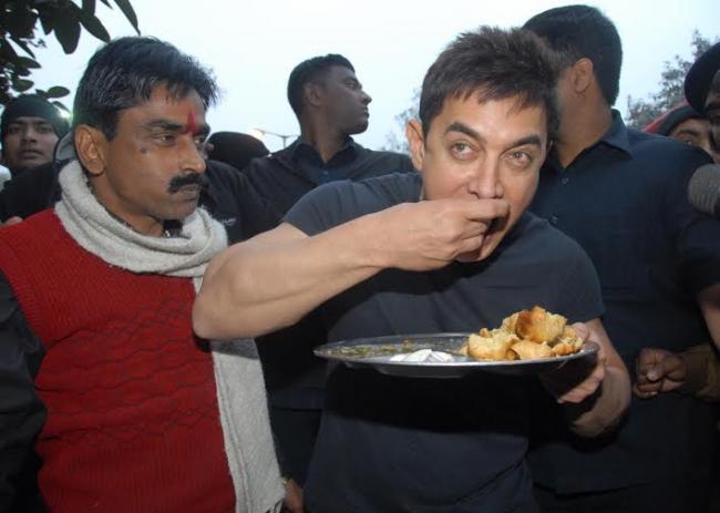Aamir Khan enjoys Litti Chokha at Patna