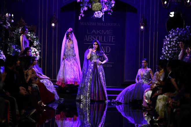 LFW Grand Finale: Kareena, Varun walk ramp for Manish Malhotra