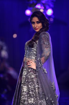 LFW Grand Finale: Kareena, Varun walk ramp for Manish Malhotra