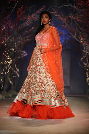 Esha Gupta walks for Jyotsna Tiwari at IBFW