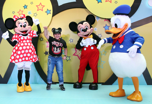 Donald Duck visits Mumbai mall