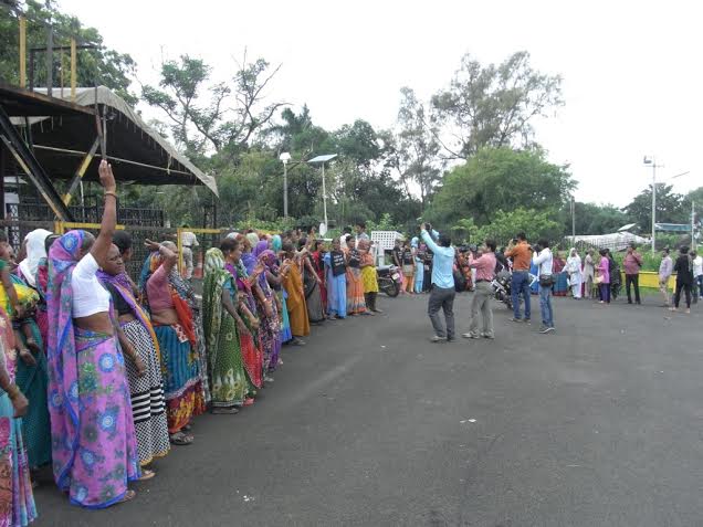 Bhopal Gas victims chain themselves to CM's house demanding compensation
