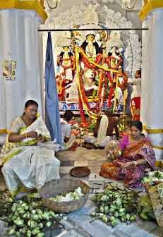 Festive fever reaches peak on Maha Ashtami-Maha Navami