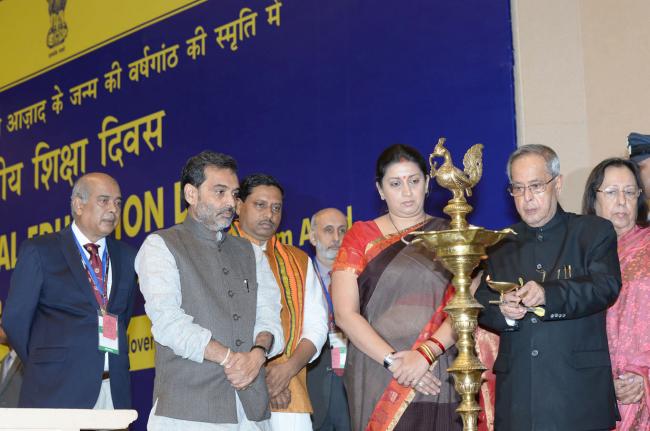 Pranab Mukherjee lighting the lamp 