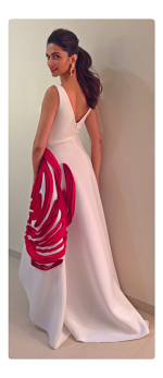 Deepika poses at Happy New Year promotion