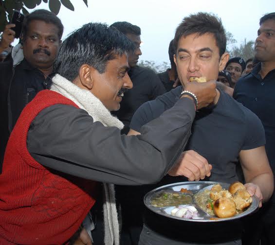 Aamir Khan enjoys Litti Chokha at Patna