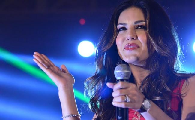 Sunny Leone sizzles Kolkata