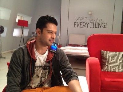 Fans copy Vatsal Sheth's style of picking up calls from "Ek Hassina Thi"