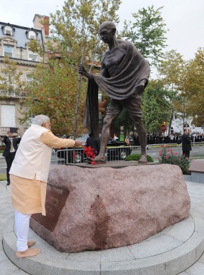 PM Modi pays home to Mahatma Gandhi