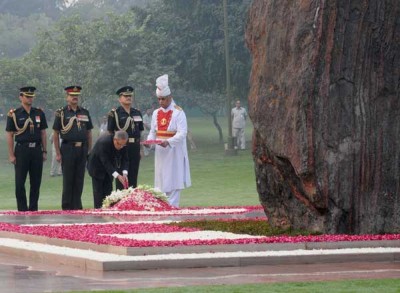 Modi paying homage to Sardar Patel 