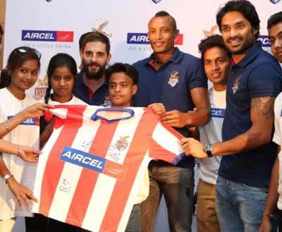 Atletico de Kolkata players meet students of Aircel a+ centre