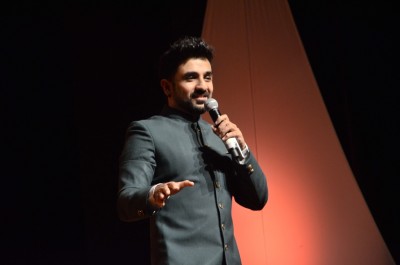 Mumbai enjoys first October weekend in Vir Das style!