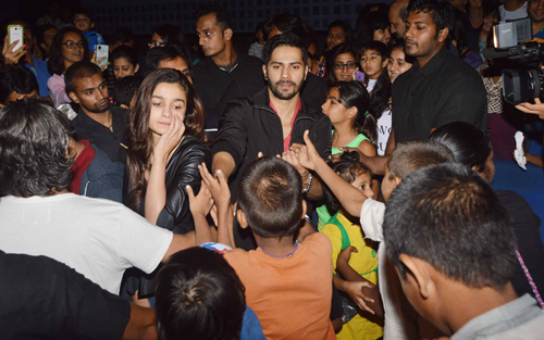 Alia, Varun wow fans at screening