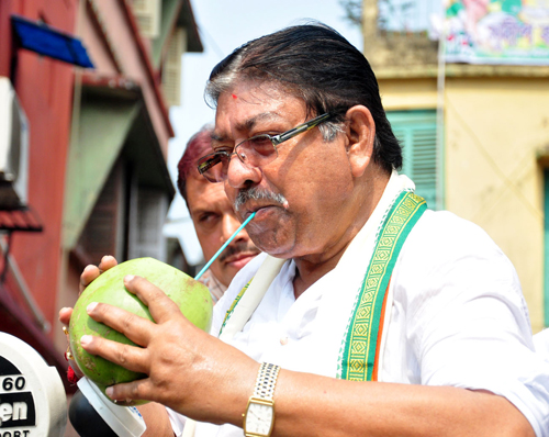 LS: Political leaders campaign in Kolkata