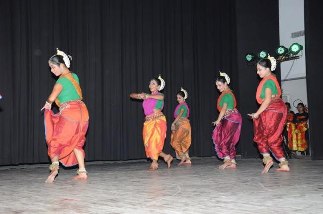  Lesle Lewis performs at IIMUN Kolkata Chapter