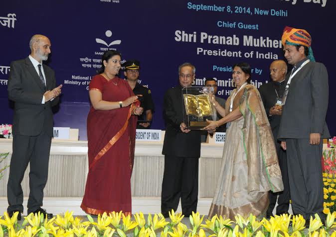 President presents Saakshar Bharat Awards 2014  