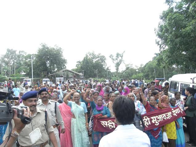 Bhopal Gas victims chain themselves to CM's house demanding compensation