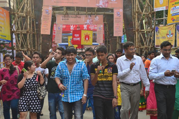 Kolkata soaks in Mahasaptami fervor 