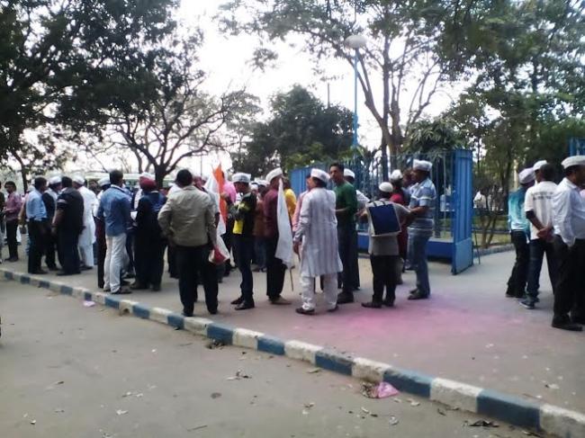 Kolkata: AAP supporters celebrate Delhi victory