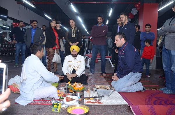 Daler Mehndi inaugurates MS Dhoni's 'Sportsfit' in Delhi
