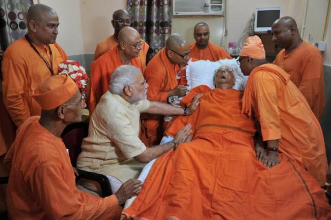 Modi meets Swami Atmasthananda in Kolkata hospital